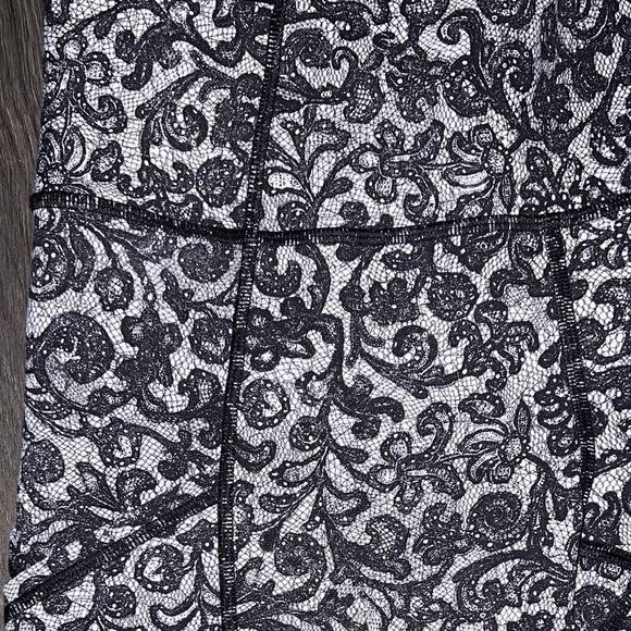 Lululemon Outrun Crop size 6
Mini Cinder Lace White Black / Black - Picture 10 of 15